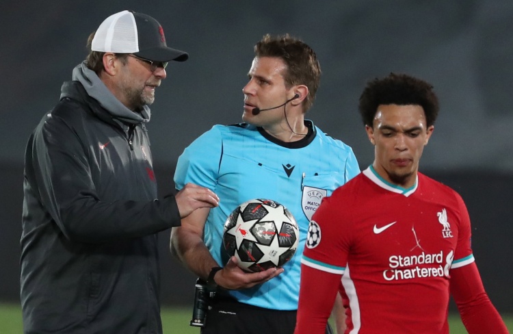 记者提问美国缺乏固定球员，波切蒂诺：谁是固定球员？哪位（记者称美国队缺少固定主力，波切蒂诺反问：谁才算固定球员？）