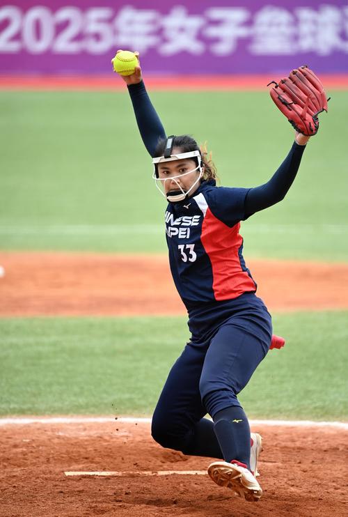 苏炳添退役，吴艳妮惹争议？晒出6年前合照，网友却认不出她是谁（苏炳添宣布退役，吴艳妮引发热议？晒出6年前合影，网友直呼认不出）