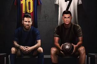 乔治娜晒在卡塔尔海边照片，蓝色紧身连衣裙尽显曼妙身姿（乔治娜晒卡塔尔海边美照，蓝色修身连衣裙彰显优雅曲线）