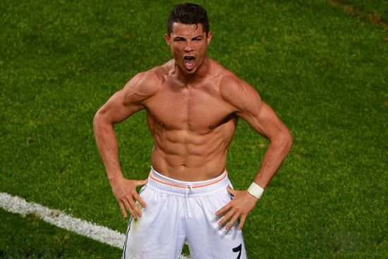 💥愤怒了！梅西离开体育场后，球迷冲场投水瓶+撕毁海报（梅西离场后爆发骚乱：球迷冲入场内投掷水瓶并撕毁海报）