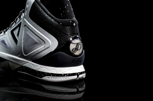 阿斯：维尼修斯希望继续为皇马效力，续约谈判已步入正轨（阿斯：维尼修斯愿留皇马，续约进程正稳步推进）