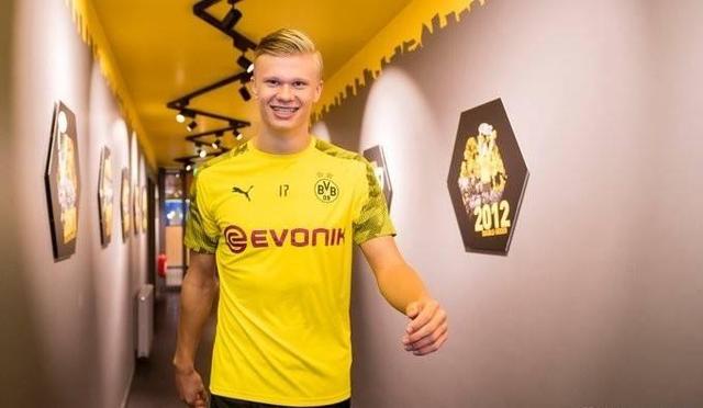 常州举办足球音乐晚会，黄紫昌夫妇甜蜜献唱《小酒窝》（常州足球音乐之夜：黄紫昌夫妇深情合唱《小酒窝）