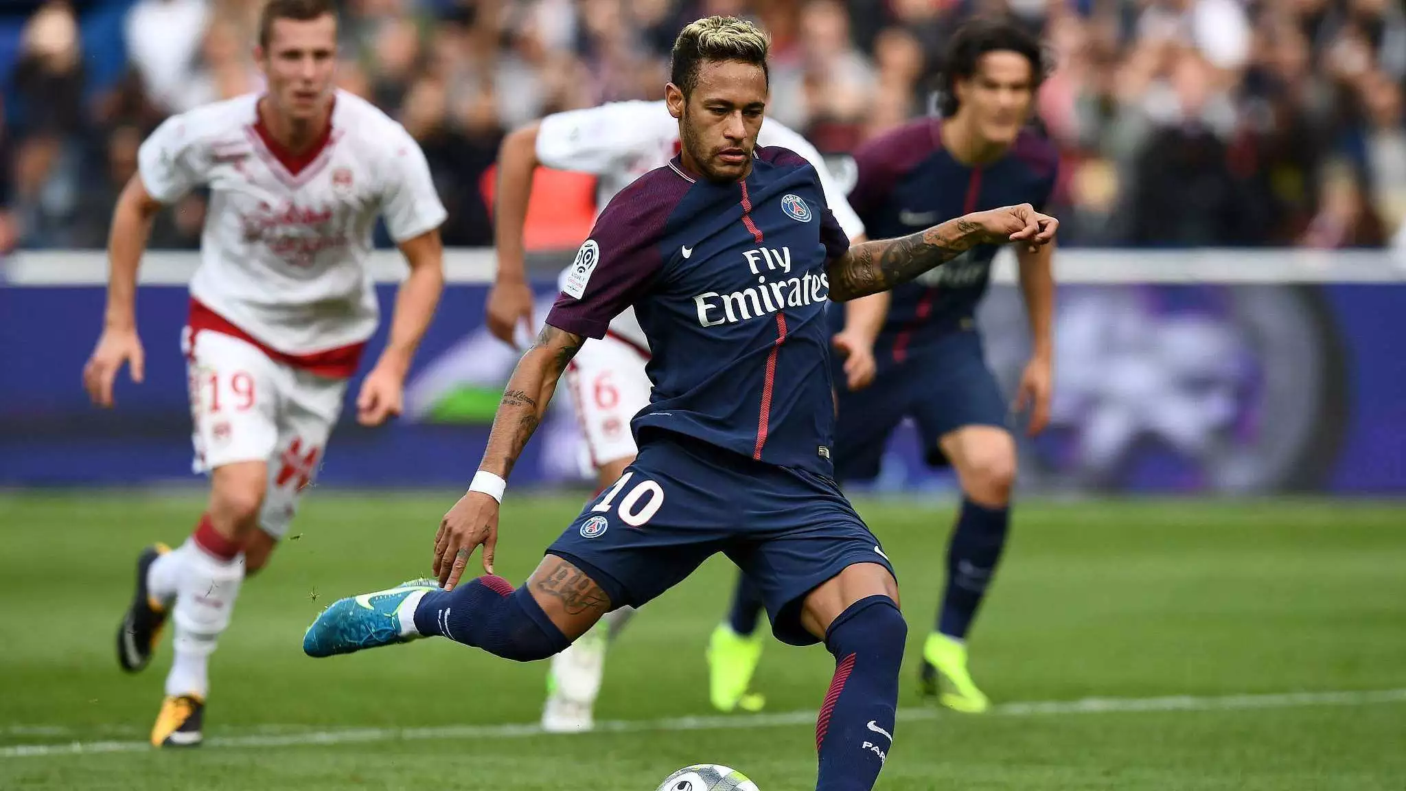 扛起老鹰进攻！亚历山大-沃克半场高效20分带队追分（亚历山大-沃克半场轰20分，领衔老鹰展开追分潮）