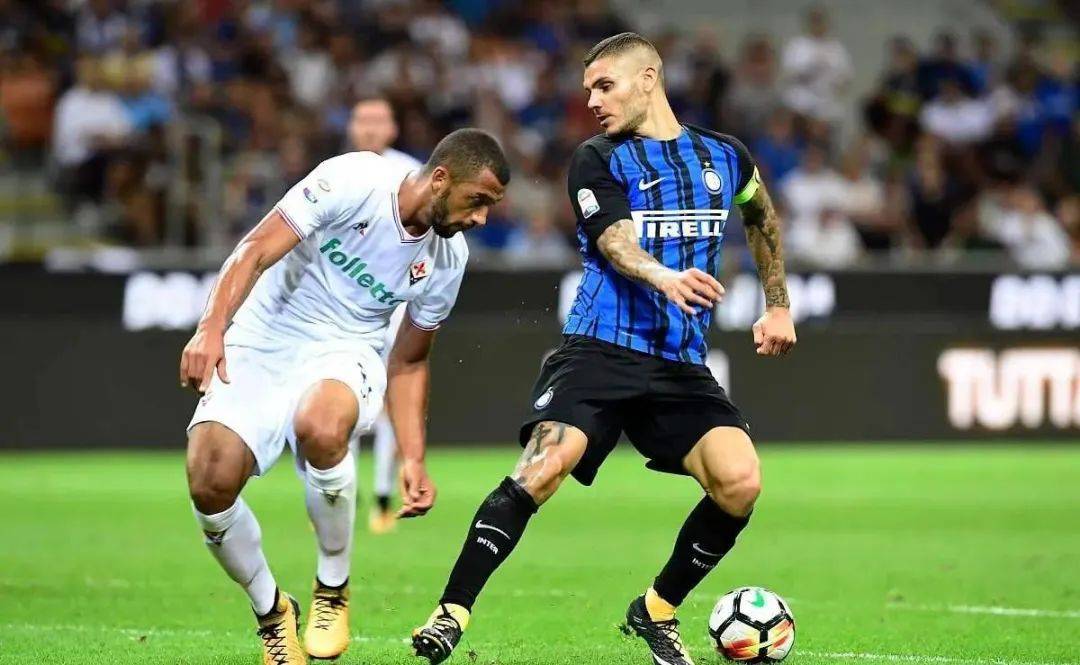 内马尔赛前牵着自己的女儿马维入场，之后还给女儿比心（赛前温情一幕：内马尔牵女儿马维入场并隔空比心）