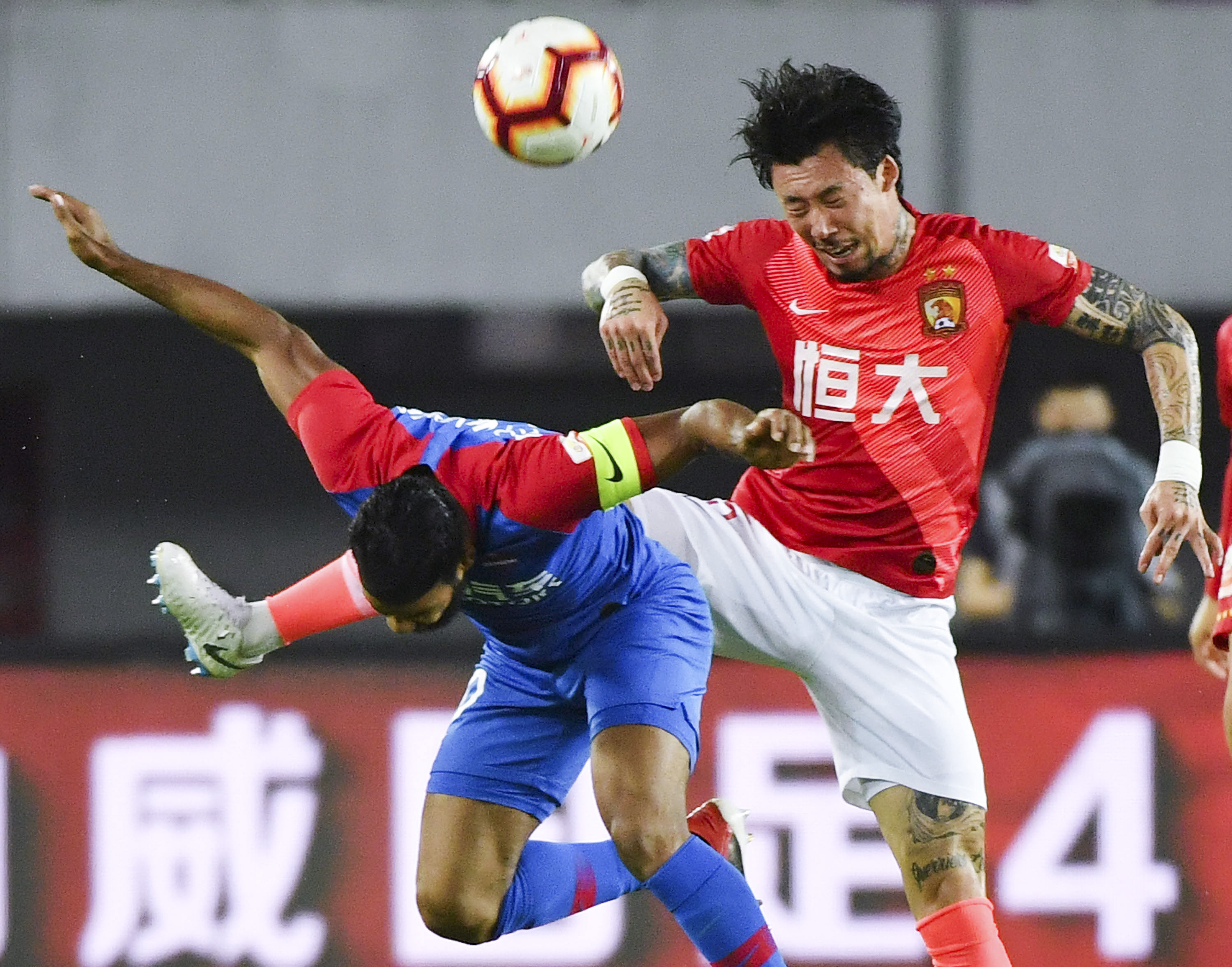 因右踝发炎，朗尼克取消了担任阿森纳vs拜仁解说嘉宾的计划（右踝发炎，朗尼克退出阿森纳对拜仁解说席）